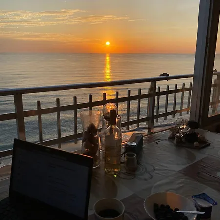 Homestay Sunset At Front - En La Playa Piso Privado