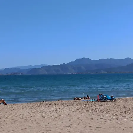Проживание в семье Sunset At Front - En La Playa En Piso Compartido